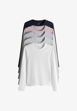 Fünf langärmelige Rundhalsshirts gestapelt, Farben von vorne nach hinten: weiß, hellgrau, hellblau, hellrosa und dunkelmarineblau.