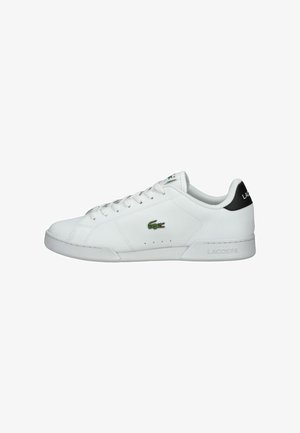 Białe skórzane sneakersy o gładkiej fakturze, z zielonym logo Lacoste na boku i czarnym akcentem na pięcie. Prosty design.