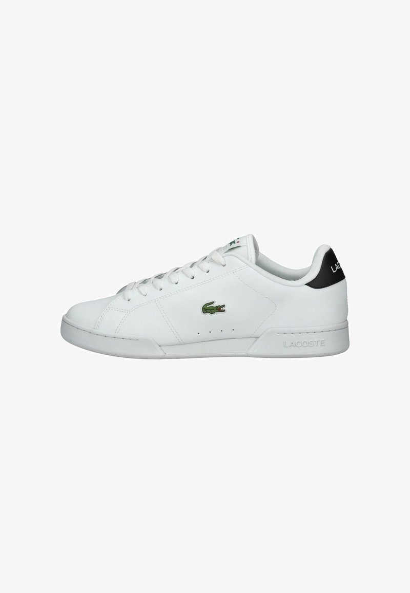 Witte leren sneakers met een gladde textuur, voorzien van een groene Lacoste-logo aan de zijkant en een zwart accent op de hiel. Eenvoudig ontwerp.