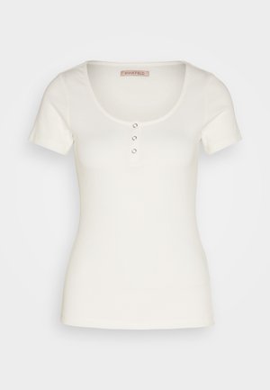 Wit ribbel T-shirt met korte mouwen en een ronde halslijn, voorzien van drie decoratieve knopen aan de voorkant. Soepele textuur, getailleerd ontwerp.