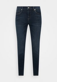 Jeans de ganga escura com um corte justo, apresentando cinco bolsos, fecho de botão e detalhes de costura discretos. Textura azul escura simples.