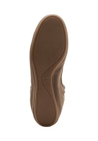 Suela de zapato marrón con una superficie lisa y un diseño ligeramente curvado. Presenta una cresta central elevada y la marca "MNG" en el lado.