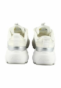 Valged spordijalatsid hõbedaste aktsentidega, valmistatud sünteetilistest materjalidest. Paks tald, tekstuuriga võrkkangas pealis, tagumine tõmbenöör ja logo detail.