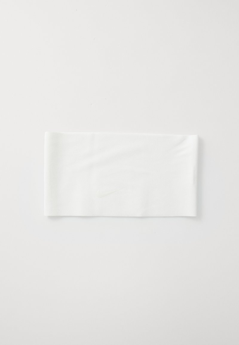 Faixa elástica branca feita de tecido suave, com um discreto logótipo da Nike. Textura lisa, forma retangular e sem padrões ou acessórios visíveis.