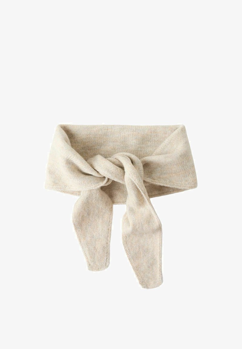 Bandeau beige tricoté avec une texture douce noué en un nœud lâche à l'avant sur fond blanc.