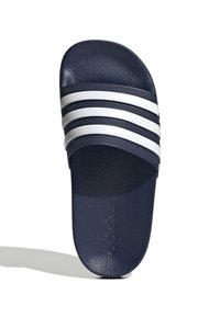 Granatowe klapki z trzema białymi paskami z przodu, teksturowana powierzchnia oraz wytłoczone logo na wkładce.