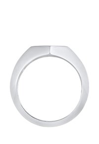 Silverfärgad ring med en platt, hexagonal form, slät yta och en sömlös band.