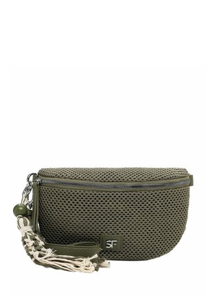 Olivově zelená síťovaná ledvinka se zipem, připevněný béžový střapec s korálkem a malá čtvercová nášivka s logem a iniciály "SF".