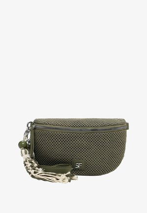 Olivzaļa tīkliņa jostas soma ar rāvējslēdzēju, pievienotu bēša krāsas bārkstīm ar pērlīti un nelielu kvadrātveida logotipa plāksteri ar iniciāļiem "SF".