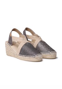 Espadrilové platformy s tkanou přírodní rope podrážkou, kovově stříbrným svrškem a béžovým křížovým designem. Texturované a stylové.