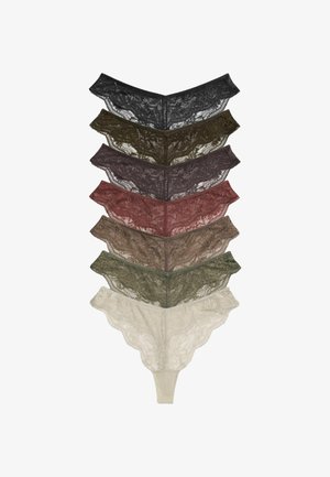 Sedem čipkových tang na sebe naskladaných, farby zhora nadol: čierna, tmavozelená, tmavohnedá, mauve, taupe, olivová a béžová.