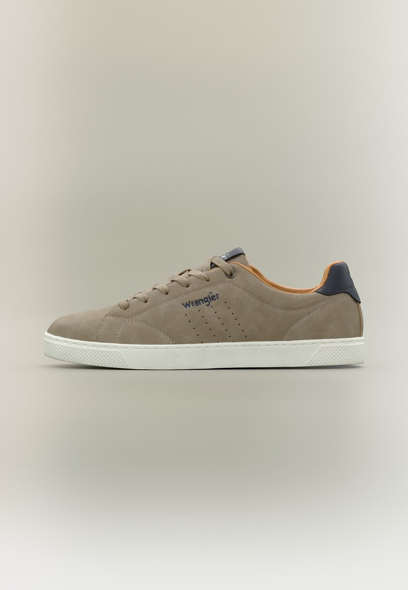 Μπεζ χαμηλού προφίλ αθλητικό παπούτσι με λευκή σόλα, μπλε ταμπελάκι στη φτέρνα, διάτρητες πλευρικές επιφάνειες, κορδόνια και λογότυπο "Wrangler" στο πλάι.