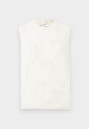 Bezrękawnik z białej dzianiny z wzorem rombów oraz prążkowanym okrągłym dekoltem i dołem, oznaczony metką Maison Kitsuné Paris.