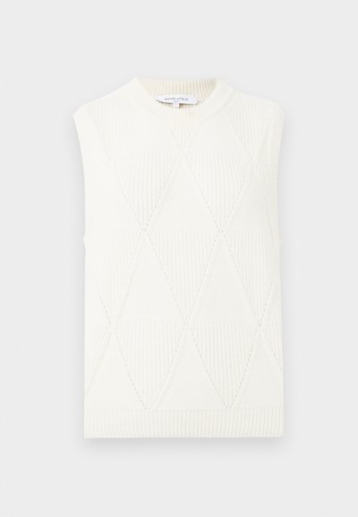 Chaleco de punto blanco sin mangas con patrón de diamantes y cuello redondo acanalado, etiquetado Maison Kitsuné París.