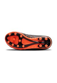 Suela de zapatilla deportiva negra con detalles en naranja, que presenta múltiples tachuelas para tracción, un patrón texturizado y un diseño suave.