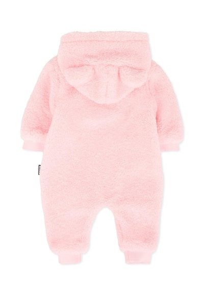 Grenouillère en polaire rose avec capuche, ornée de petites oreilles. Les poignets et les chevilles sont ribrés, offrant un ajustement confortable et une texture douce.