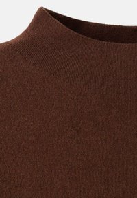 Un tissu tricoté marron avec un col haut côtelé. La texture est lisse et régulière, mettant en valeur une riche couleur chocolat.