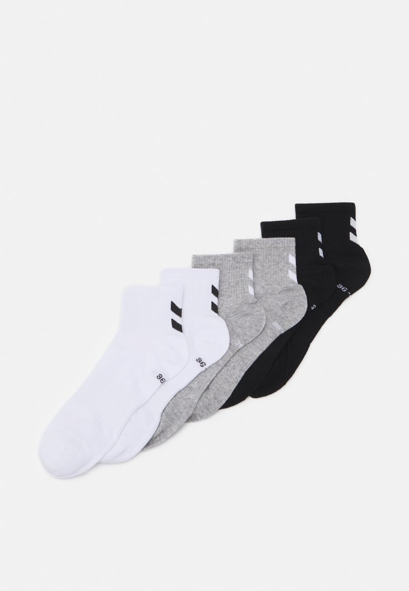 Cinco pares de calcetines tobilleros en blanco, gris y negro, con dos rayas negras en cada calcetín. Hechos de un material suave y acanalado.