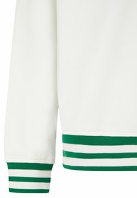 Witte sweatshirt met groene en witte gestreepte ribgebreide manchetten en zoom. Gladde stof met een ontspannen ontwerp. Geen extra details zichtbaar.