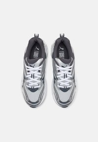 Puma MORPHIC - Cestná bežecká obuv - glacial gray/white/strong gray
