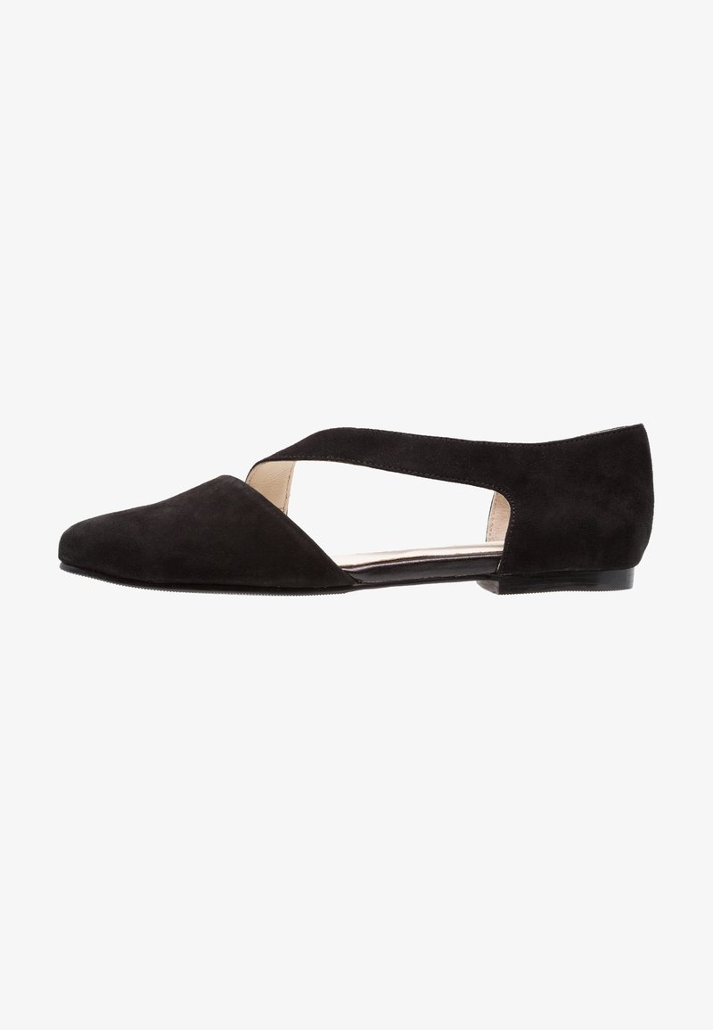 Chaussure plate en daim noir avec bout pointu et brides découpées sur le côté, petit talon et doublure intérieure beige.