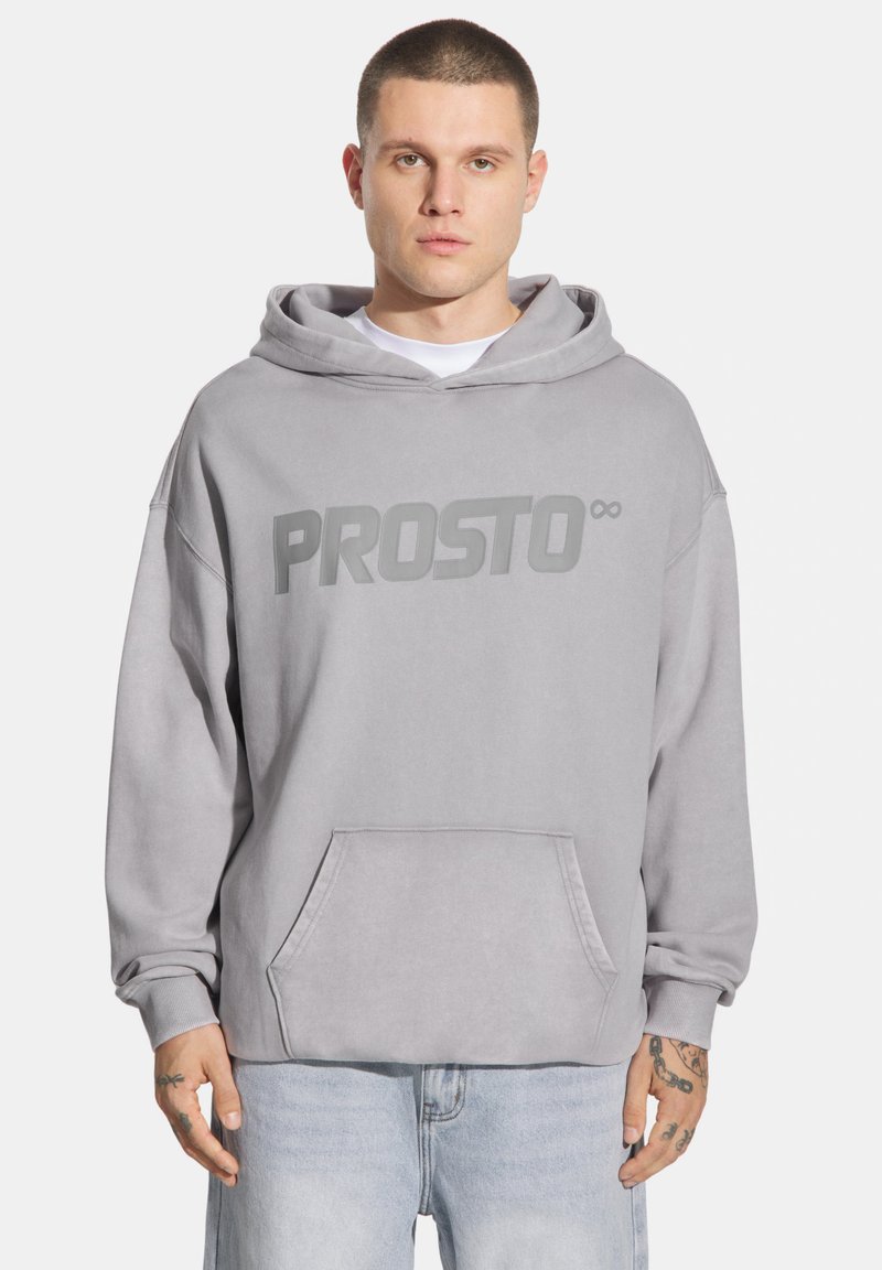 Szara bluza z kapturem o luźnym kroju, z dużą kieszenią kangurką oraz napisem "PROSTO∞" na piersi. Wykonana z miękkiego materiału o teksturowanym wykończeniu.
