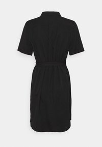 Svart kortärmad klänning med krage, åtsittande midja och bälte. Tyget är slätt med en enkel design och utan synliga mönster eller detaljer.