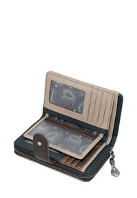 Monedero con cremalleras en cuero verde y beige. Cuenta con múltiples ranuras para tarjetas, ventanas para identificación transparente y un tirador decorativo en la cremallera.
