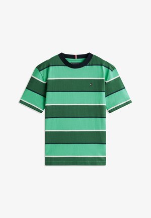 Camiseta de manga corta con cuello redondo, con rayas horizontales verdes y verde oscuro, y un pequeño logotipo rojo, blanco y azul en el pecho.