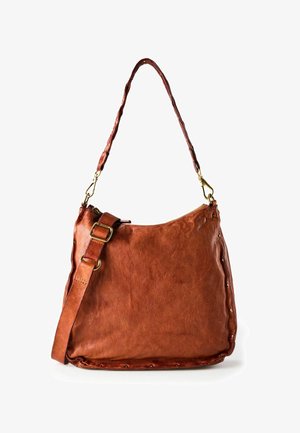 Borsa a tracolla in pelle marrone con tracolla regolabile, fibbia in ottone, chiusura con cerniera e dettagli con borchie metalliche lungo i bordi.