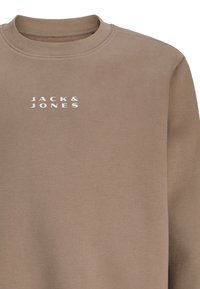 Felpa marrone in tessuto morbido con collo rotondo. Presenta un logo bianco "JACK & JONES" sul petto. Texture liscia, design casual.