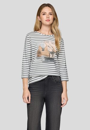 Grau und weiße gestreifte Langarmbluse mit einem grafischen Design einer Handtasche. Kombiniert mit dunklen Jeans. Glatter Stoff, lässige Passform.