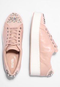 Sneakers platform in pelle rosa con decorazioni in cristallo sulla punta e sul tallone, chiusura con lacci e suole in gomma bianca spessa.