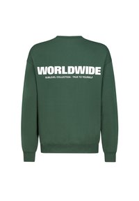 Groen sweatshirt gemaakt van zachte stof, met een geribbelde ronde hals en manchetten. De achterkant toont grote witte tekst: "WORLDWIDE" met aanvullende zinnen.