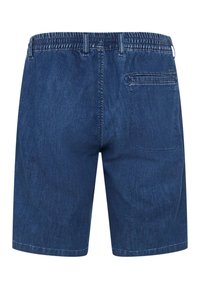 Shorts in denim di colore blu scuro con una vita elasticizzata, una singola tasca posteriore e dettagli cuciti. Texture liscia con una leggera imprecisione.