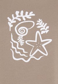 Illustrations blanches sur le thème marin comprenant une étoile de mer, un coquillage en spirale, des algues et des lignes ondulées sur un fond beige.