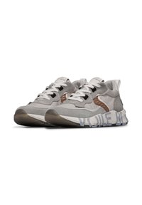 Graue Sneaker aus einer Mischung von Wildleder und Stoffmaterialien, mit einem auffälligen Logo an der Seite, weißen Schnürsenkeln und einer kontrastierenden Gummisohle.