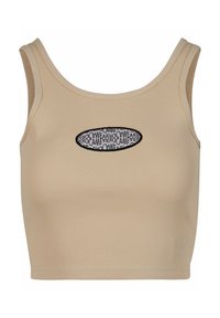 Ribbet beige cropped tank top med en rund halsudskæring, der har et sort ovalt grafisk design i midten med gentagende tekst.