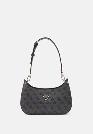 Sac d'épaule noir Guess avec sangle réglable, motif logo répétitif et plaque en métal triangulaire avec logo à l'avant.