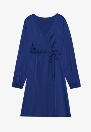 Wikkeljurk in diepblauw, gemaakt van soepel materiaal. Met lange, geplooide mouwen en een trekkoord in de taille voor een verstelbare pasvorm.