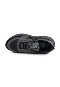 Chaussure de sport noire et grise en matériaux en maille et synthétiques, avec une semelle texturée, des lacets ronds et un logo sur la languette.