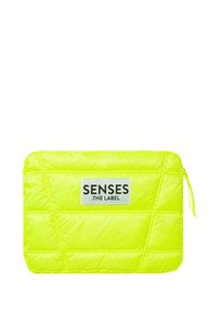 Neon-gelbes gepolstertes Laptop-Case mit einem strukturierten Steppmuster und einem schwarzen Etikett, das prominent "SENSES .THE LABEL." zeigt. Mit Reißverschluss.