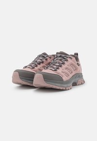Rosa und graue Wanderschuhe mit einer strukturierten Oberfläche, verstärkter Zehenkappe und gemusterten Schnürsenkeln. Gepolsterte Sohle für Traktion und Unterstützung.