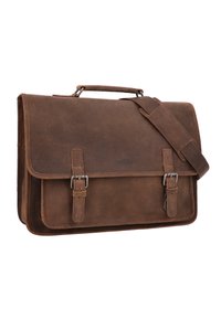 Brun læder satchel med klaplukning, justerbar skulderrem og to spænde detaljer. Har en struktureret finish og et robust håndtag.