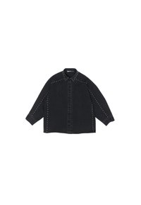 Zwarte denim shirt met studaccenten langs de schouders en de voorste knoopsluiting, voorzien van een klassieke kraag en lange mouwen.