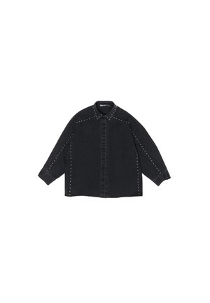 Czarna koszula dżinsowa z ćwiekowanymi akcentami wzdłuż ramion i zapięcia, klasycznym kołnierzykiem i długimi rękawami.