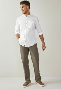 Next LINEN BLEND ROLL SLEEVE SHIRT WITH GRANDAD COLLAR - Košile - white