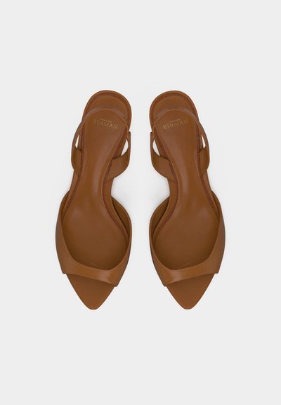 Ζευγάρι καφέ δερμάτινα μπαλαρίνια με μυτερή μύτη, ανοιχτές πλευρές και την επωνυμία "Birman" στις εσωτερικές σόλες.