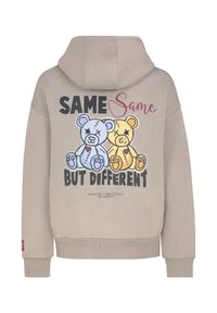 Beiger Hoodie mit einem Motiv von zwei Teddybären mit aufgestickten Details. Darunter steht der Text „SAME BUT DIFFERENT“. Weicher Stoff, legerer Schnitt.