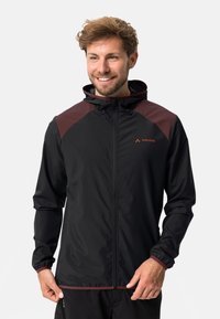 Schwarze, leichte Jacke mit kastanienbraunen Akzenten, Reißverschluss und Kapuze. Hergestellt aus strukturierter Stoff mit elastischen Bündchen und Saum für eine enganliegende Passform.
